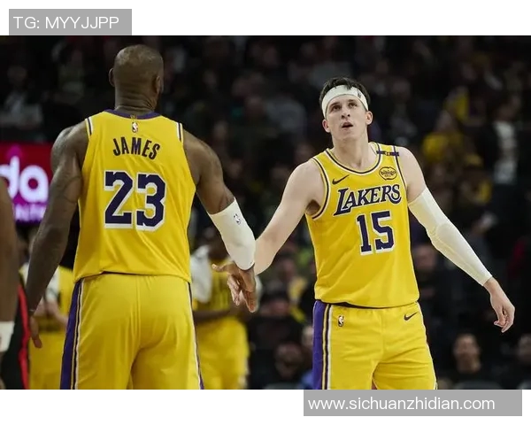 詹姆斯突破妙传 里夫斯三分应声入网