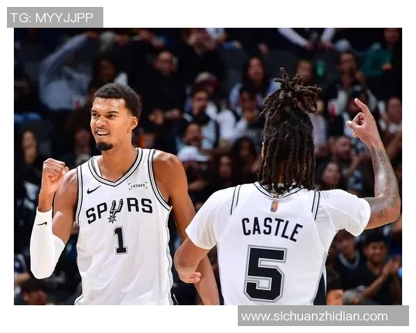 马刺两连胜狂欢:瓦塞尔卡斯尔合影闪耀